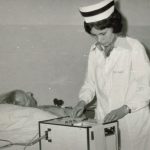 Pielęgniarka, pani Bronisława Mazek, podczas badania EKG.